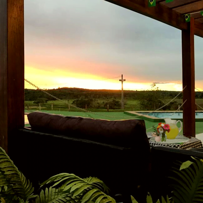varanda do restaurante com vista para o por do sol