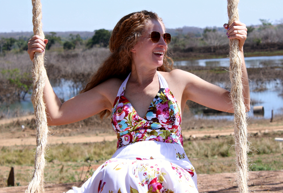 Mulher sorrindo no balanço